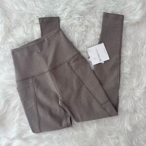 Beyond Yoga Out Of Pocket High Waisted Midi Leggings
Oyster Heather Size XXS